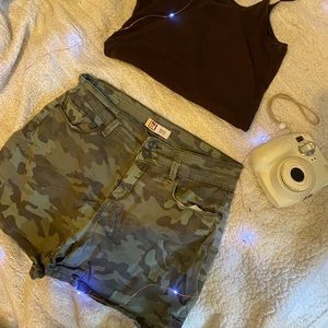 Lei camo shorts